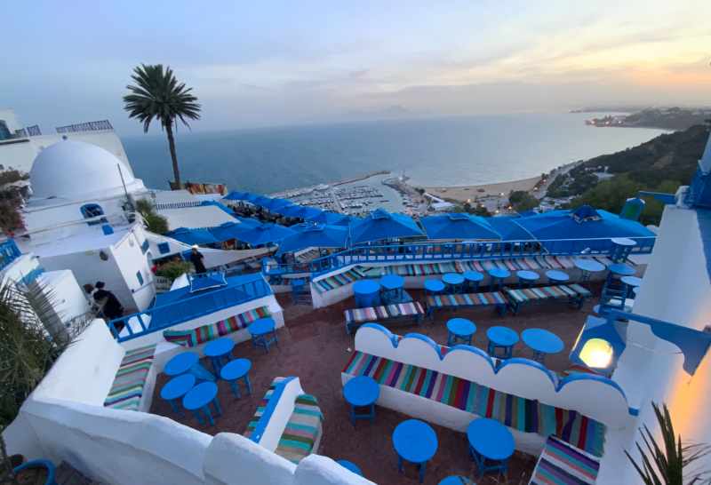 Blick von blau-weißem Dorf Sidibousaid auf das Meer zum Sonnenuntergang