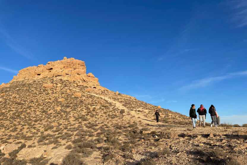 wanderurlaub-tunesien Berg mit blauem Himmel und Wandergruppe davor